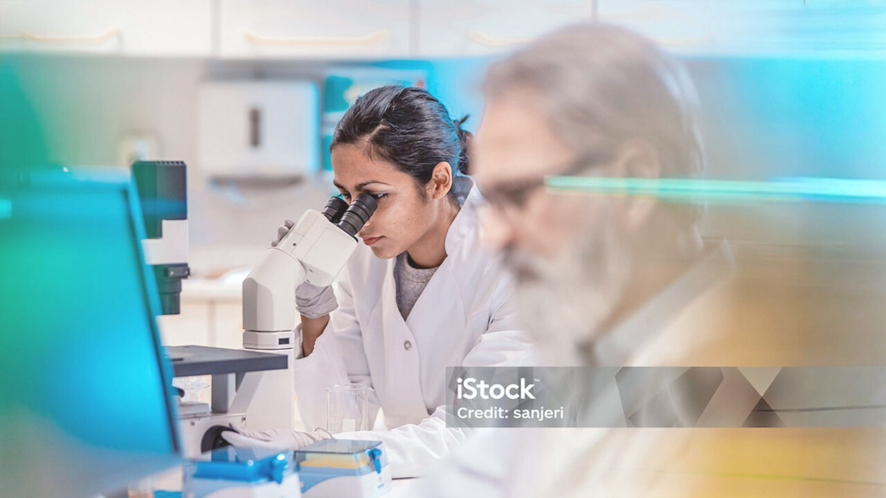 dil-ev-sicherheit-authentizitaet-chemische-analytik-analysensystem-lebensmittel Mitarbeiterin im DIL e.V. mit Schutzbrille bedient ein automatisiertes Analysensystem mit Probenvials zur chemischen Analytik und Qualitätskontrolle von Lebensmitteln