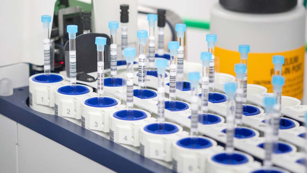 dil-ev-sicherheit-authentizitaet-chemische-analytik-probenroehren-laborautomat Reihe nummerierter Probenröhrchen mit blauen Verschlüssen in einem Laborautomaten für chemische Analytik; automatische Probenvorbereitung und Qualitätskontrolle im modernen Analyselabor