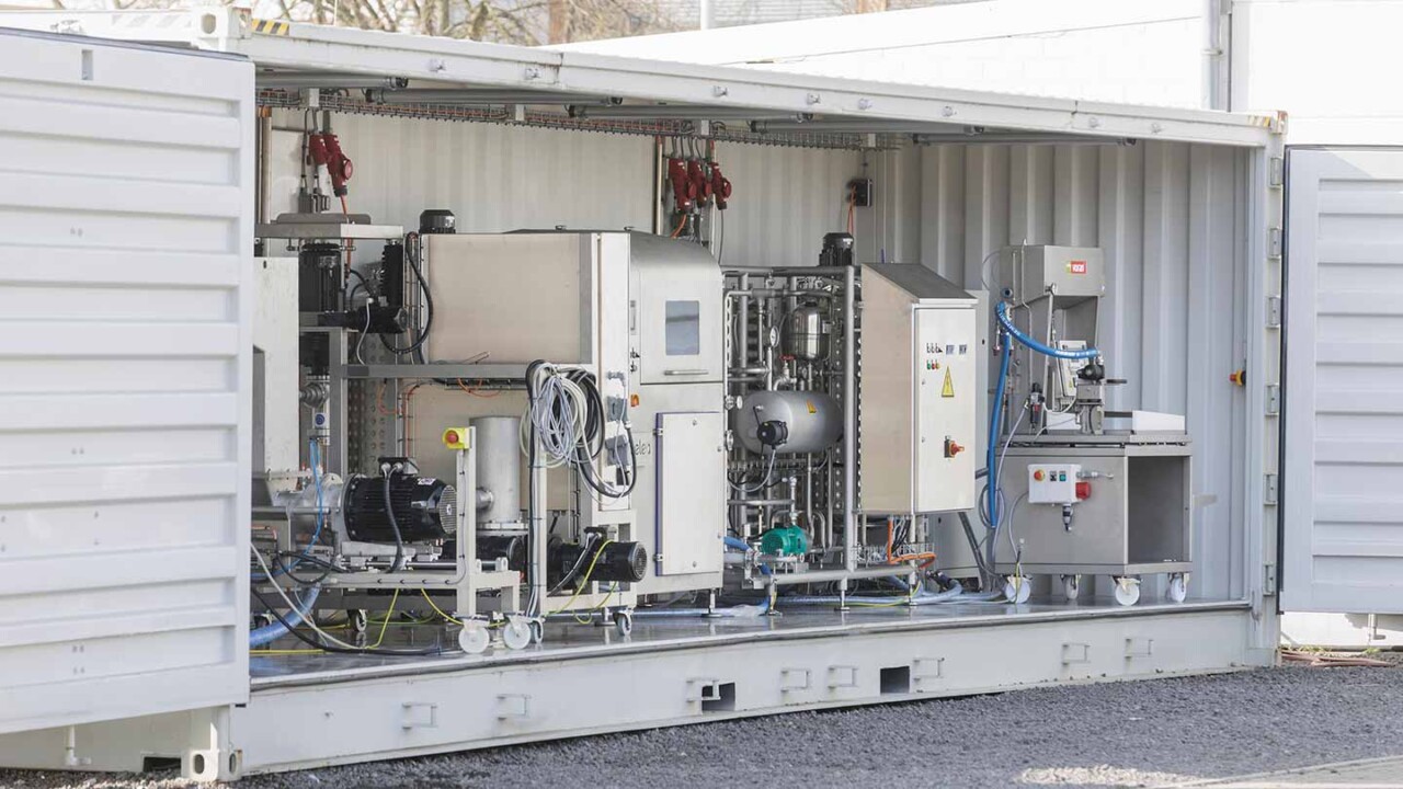 Offener Container mit integrierter Edelstahl-Prozessanlage und vernetzter Steuerungs- und Messtechnik. Die mobile Pilotanlage ermöglicht die Erprobung, Skalierung und Optimierung neuer Verfahren unter praxisnahen Bedingungen. Das Bild steht für Advanced Technologies, Technologietransfer und Prozessentwicklung in der Lebensmittel- und Verfahrenstechnik – vom Labormaßstab bis zur Pilotierung vor Ort.